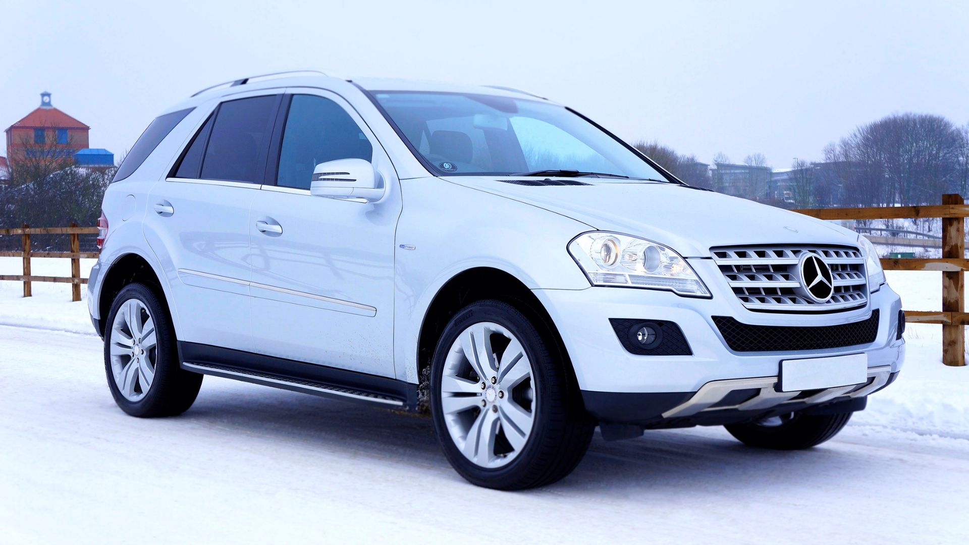 SUV-de-alta-gama-blanco