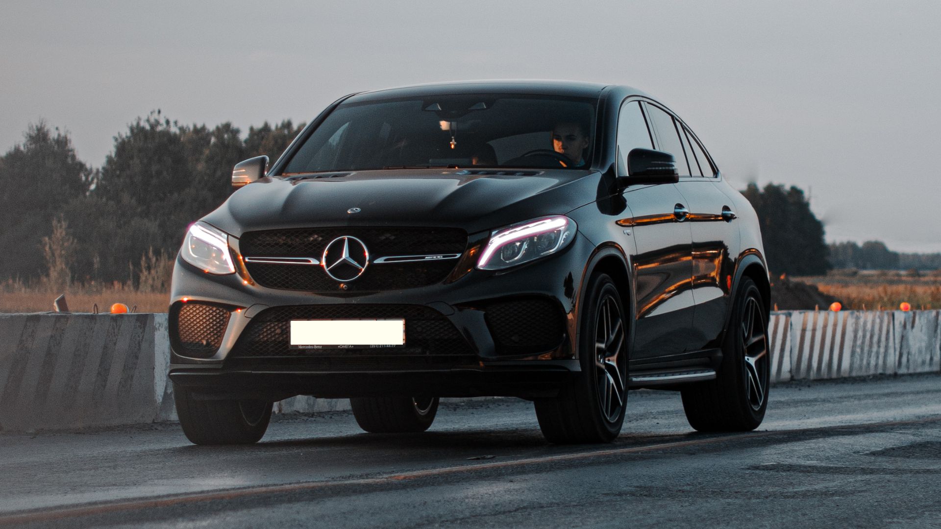 Coche Mercedes-SUV-negro